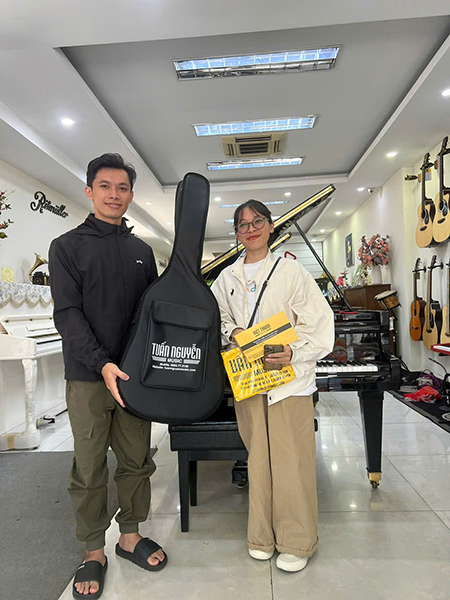 khach hang mua dan guitar acoustic mantic gt 10gce