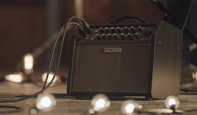 trinh dien dan guitar voi ampli boss acs live