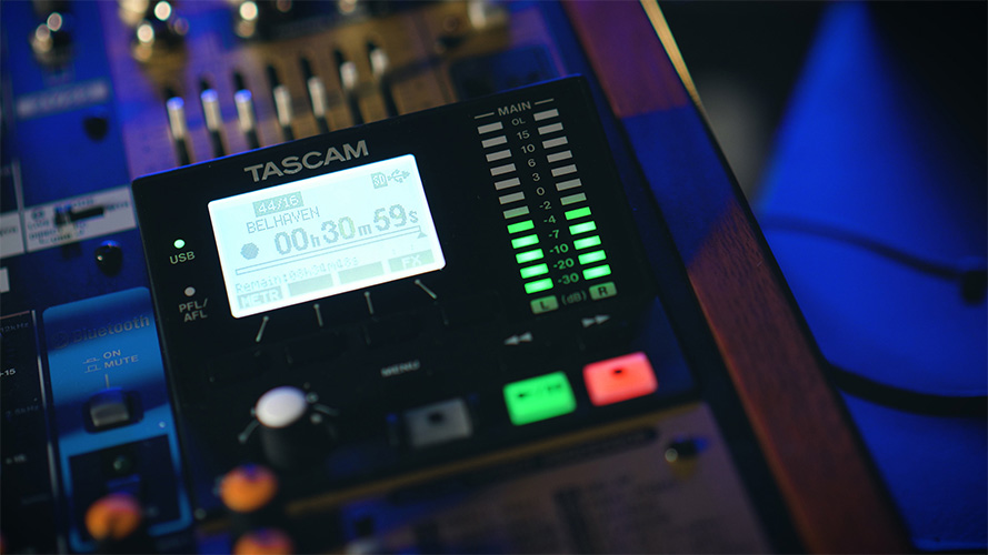 man hinh lcd tren mixer tascam model 24