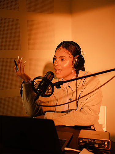 ung dung podcast voi micro beyerdynamic m 70 pro x