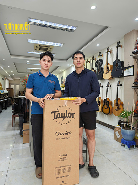 khach hang mua dan guitar taylor gs mini tai tuan nguyen music