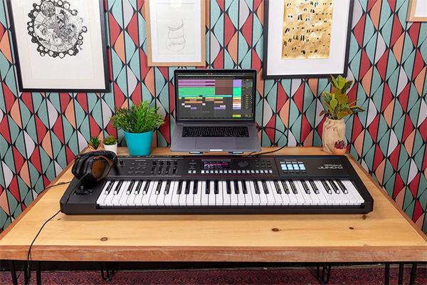 dan synthesizer juno d6 cho nghe sy hien dai