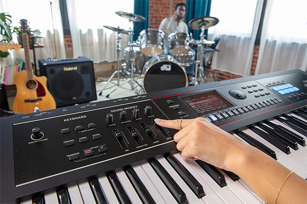 trinh dien chuyen nghiep voi dan roland juno d8