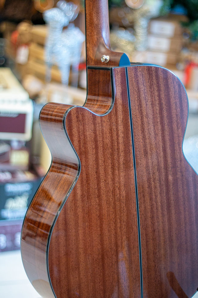 Mat-lung-Takamine-GN15CE-NAT