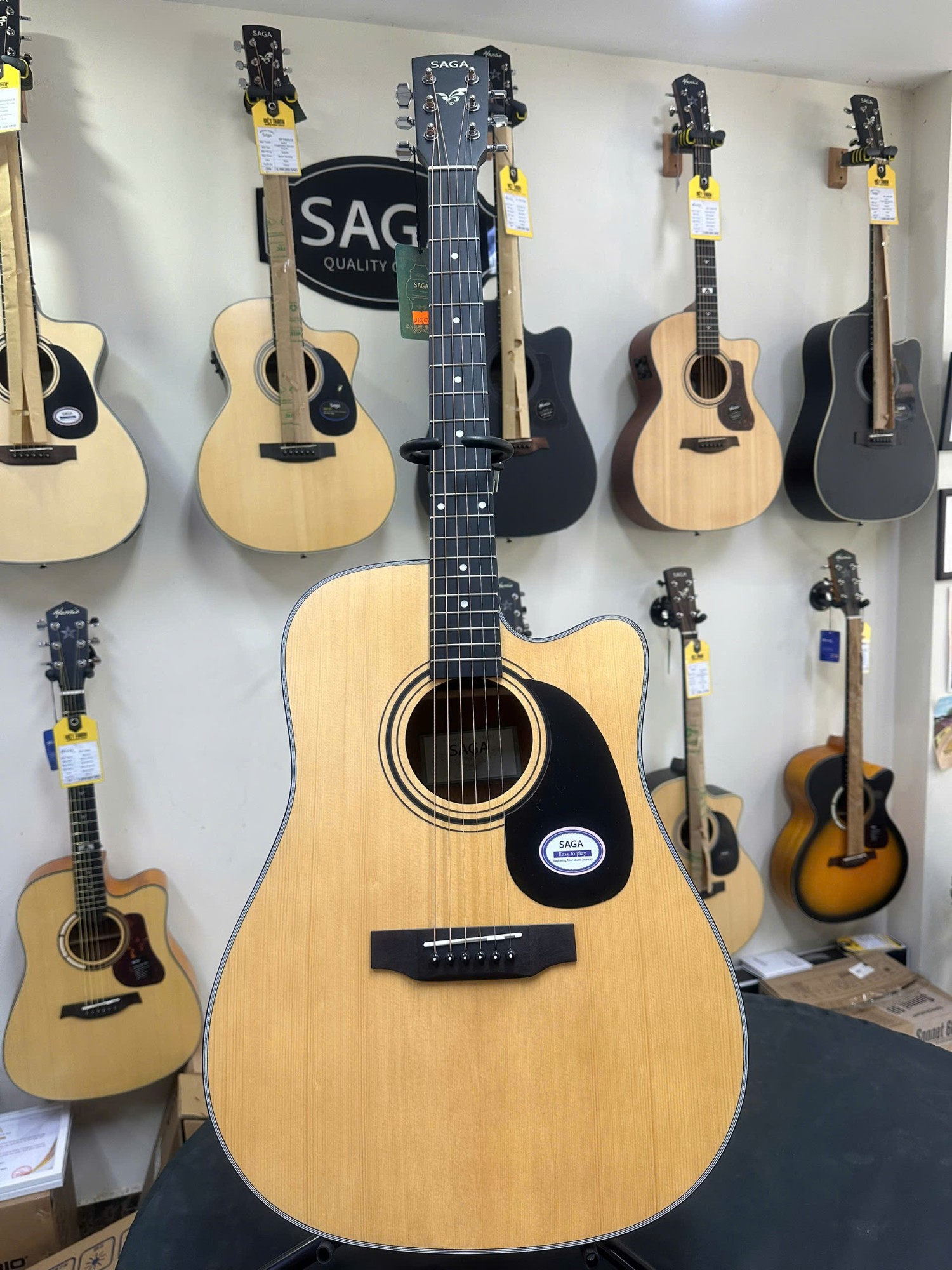 Guitar acoustic Saga SF600