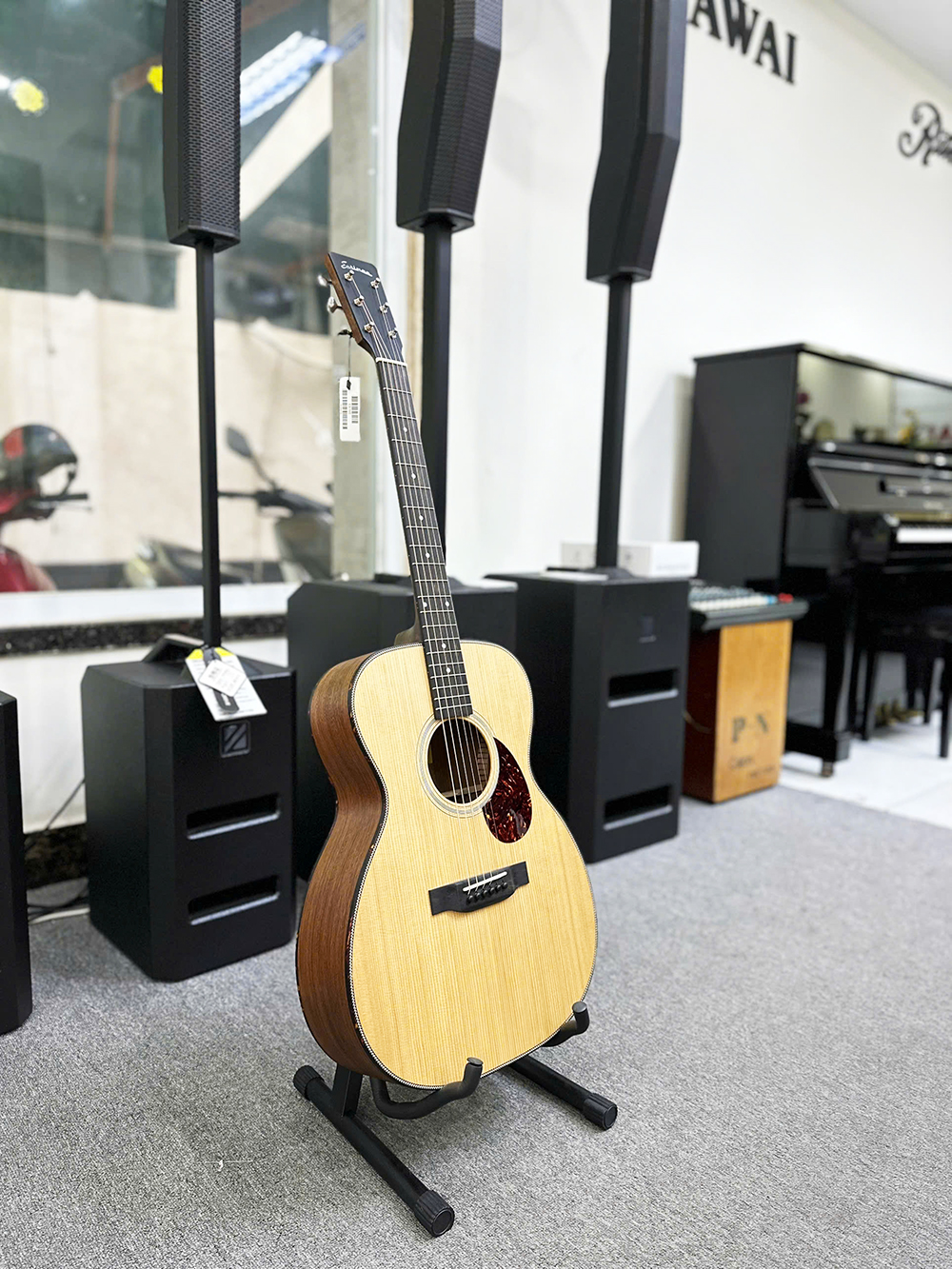 dan guitar acoustic Eastman E3OME-8