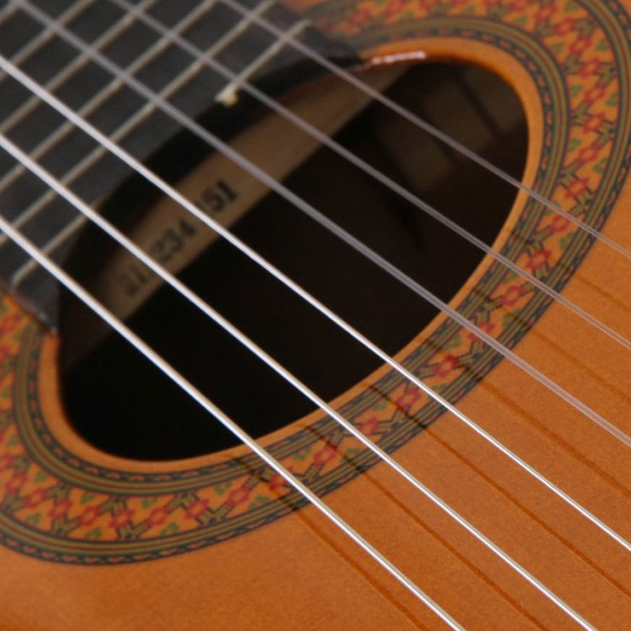 guitar-yamaha-c40-hole