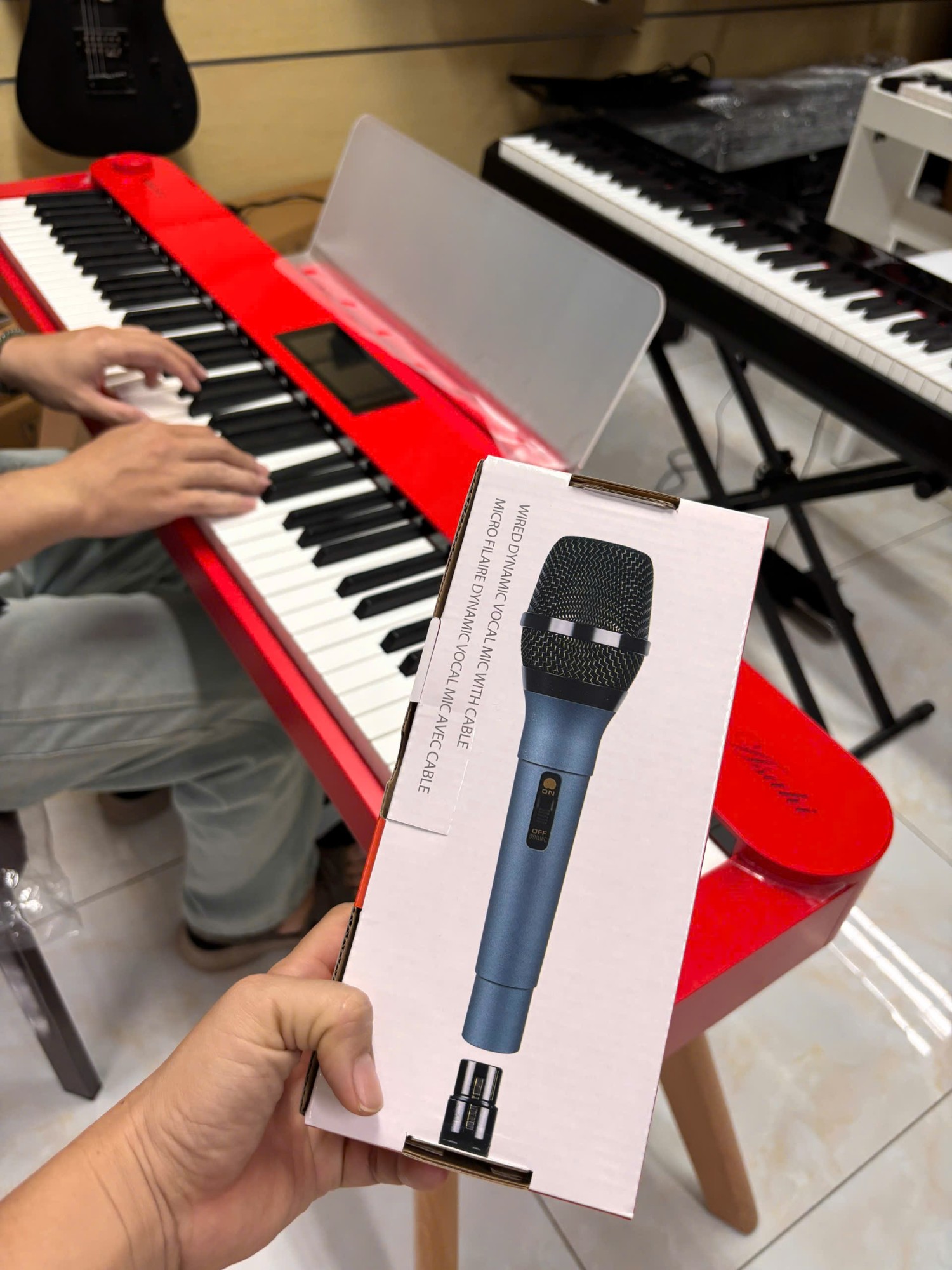 piano-dien-asahi-ad300-mau-do-anh-that-micro-tang-kem