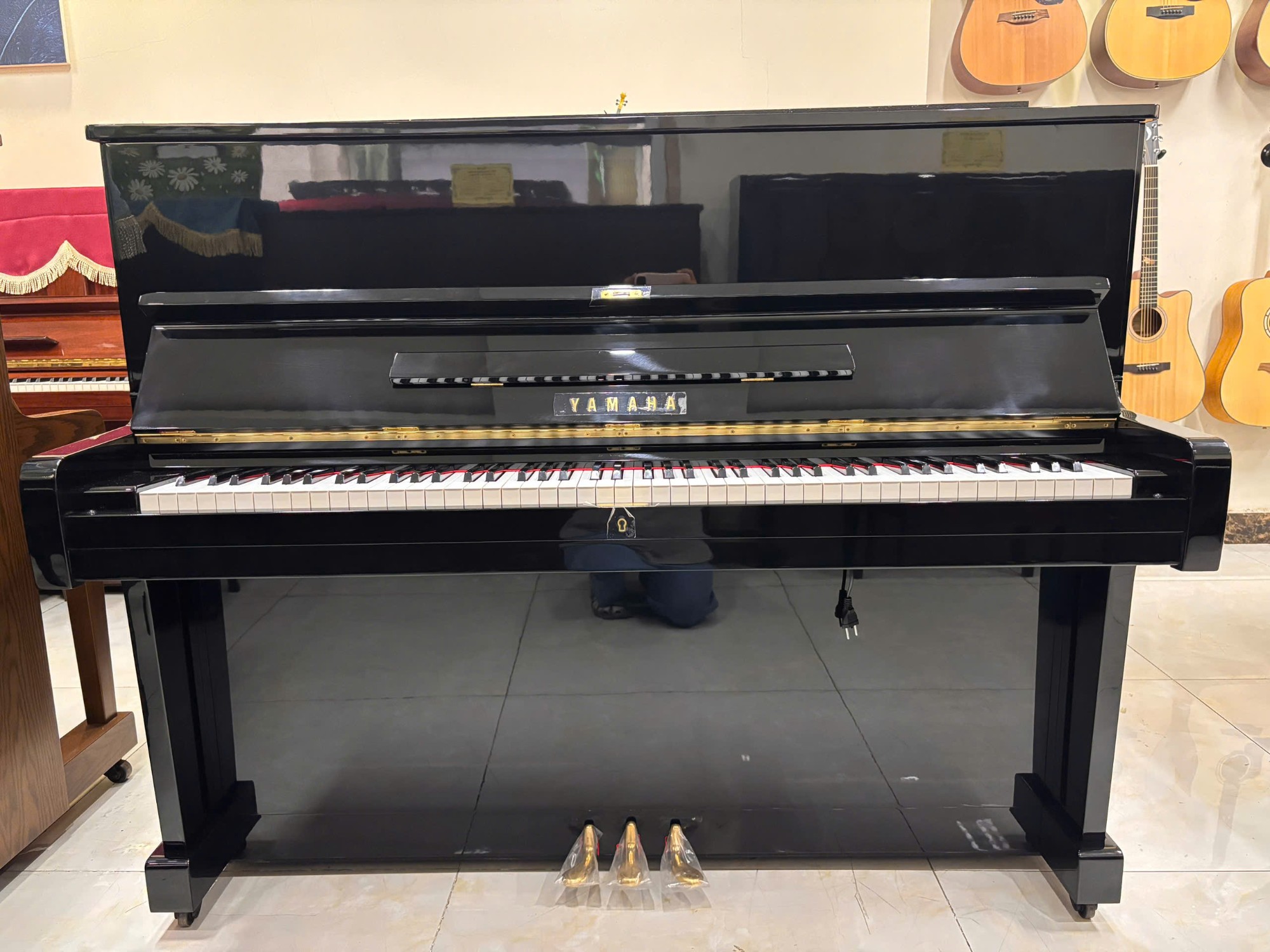 piano-yamaha-u1E-mat-truoc