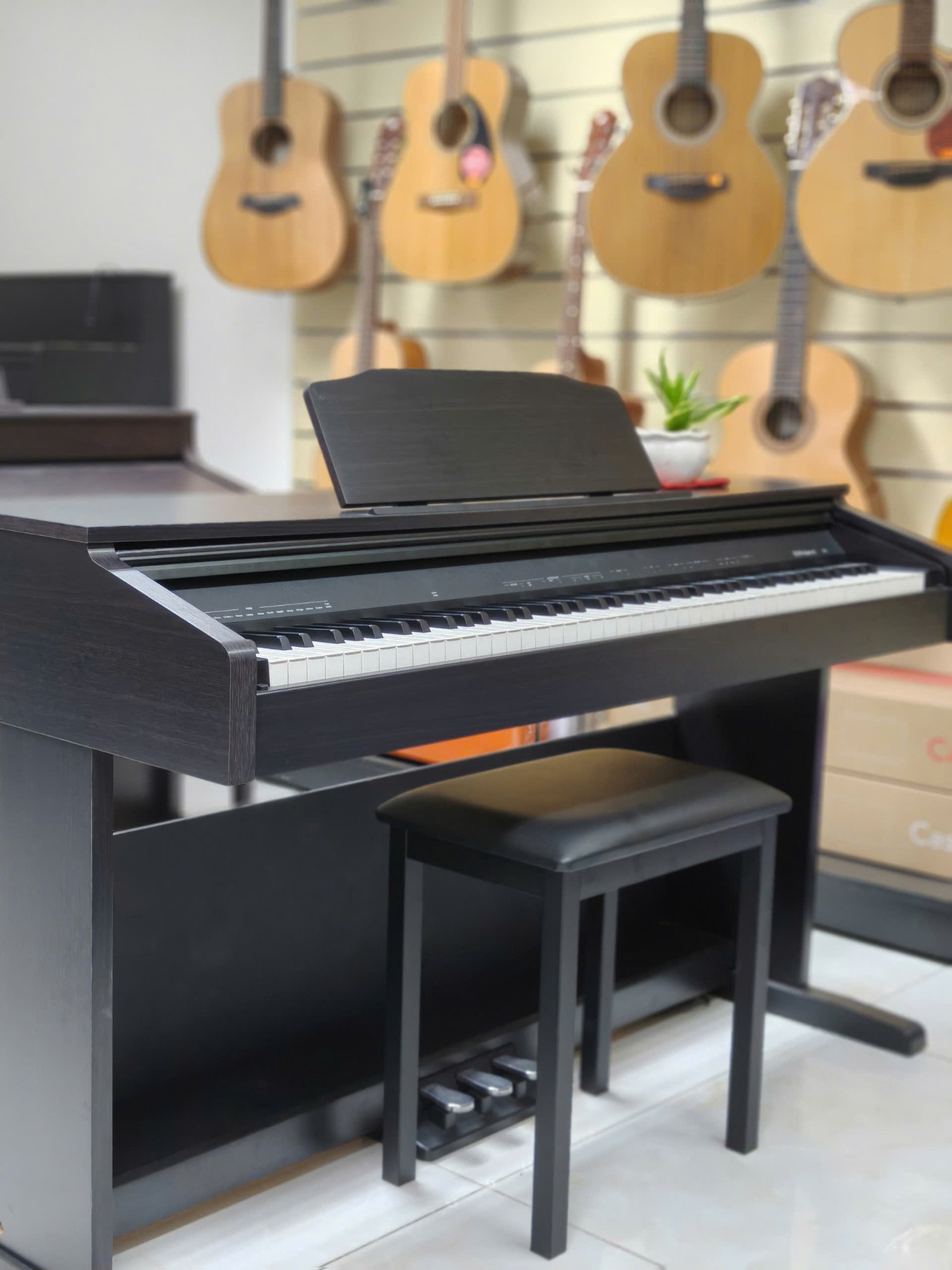 AI trả lời câu hỏi: nên chọn piano điện khi mới bắt đầu học piano hay không?!